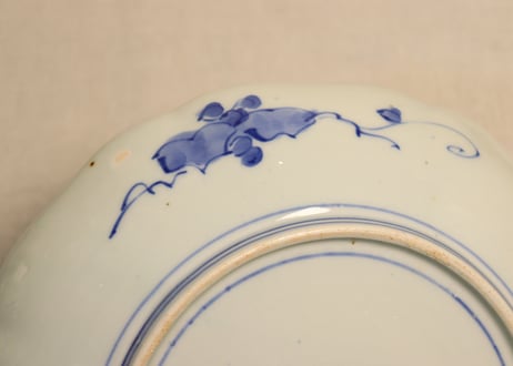 明治前期染付桃の花と羽虫図8寸皿①