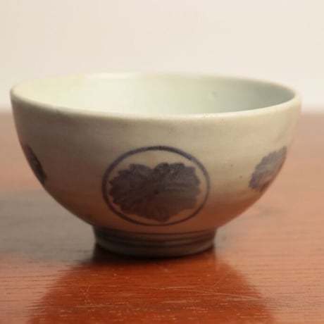 江戸中期コンニャク印判六方桐文くらわんかころ茶碗
