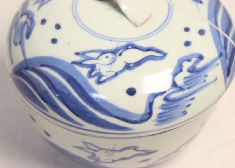 骨董品　染付　⬜︎福　うさぎ　兎図　柳図　三客　茶器　ぐい呑　時代物 波兎(なみうさぎ) 古伊万里の名品！」染付皿(直径21cm) 骨董