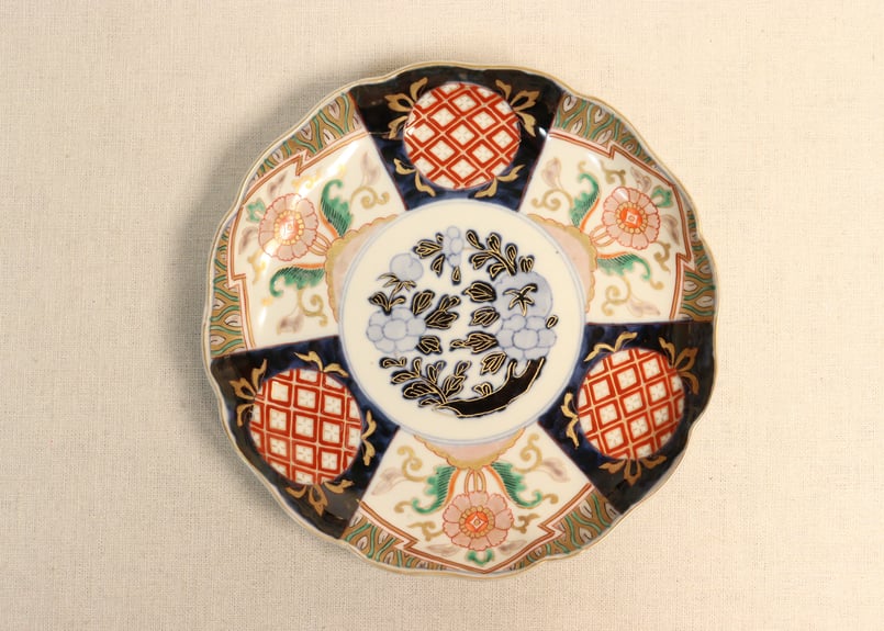 明治期　横浜焼 色絵金彩 鴉　風景図皿　皿　細密画 明治期 横浜焼 色絵金彩 鴉 風景図皿 皿 細密画 明治期 横浜