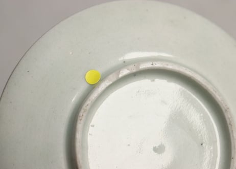 江戸中期色絵若松と梅図縁立ち小皿 窯傷