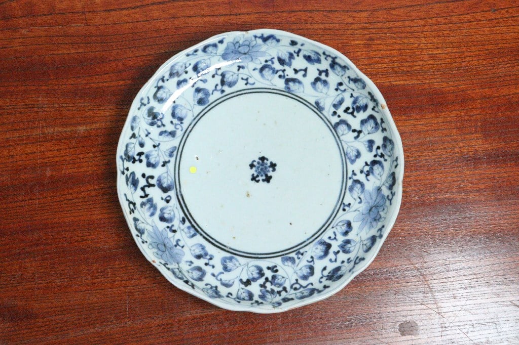 江戸中期染付花唐草図7寸皿① 窯傷 | 吉祥寺PukuPuku