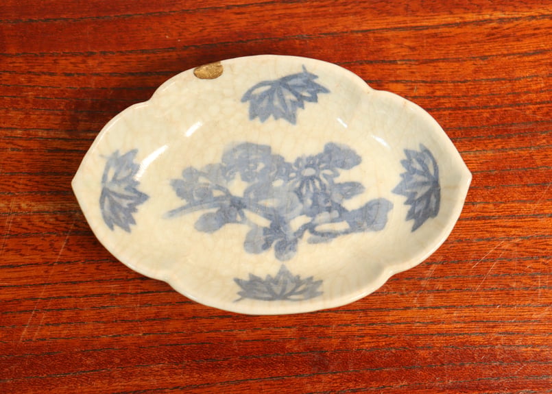 江戸中期コンニャク印判菊図木瓜型豆皿 甘手,直し,かたつき | 吉祥寺