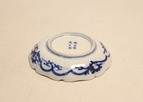 明治前期大聖寺焼色絵花と福文字図八弁小皿①