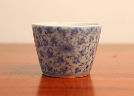 江戸中期染付花唐草図猪口①　ホツ,小ニュウ