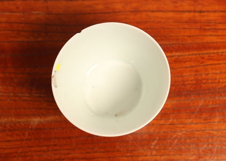 江戸中期染付花唐草図猪口②　ホツ,流れ