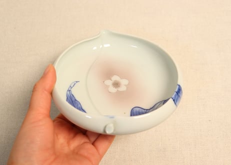明治後期～大正染付桃と花図桃型皿① 濃いめ