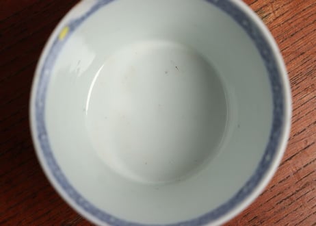 江戸中期染付花唐草文猪口 ホツ