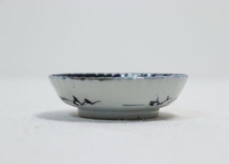 江戸後期染付ホラ貝図縁立ち豆皿