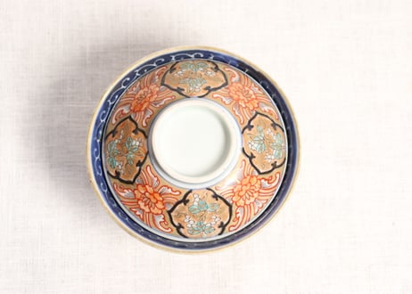 明治前期色絵牡丹と山葡萄図蓋茶碗