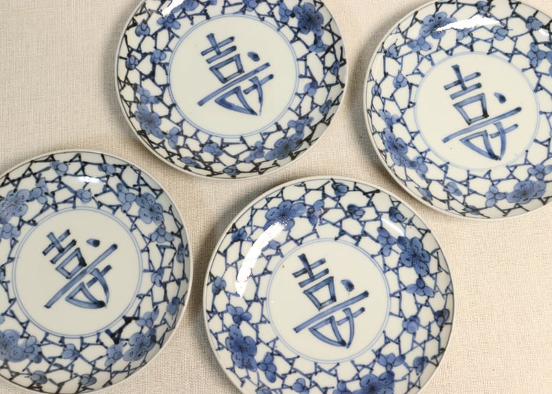 江戸中期染付氷裂に梅と寿文字図小皿① | 吉祥寺PukuPuku
