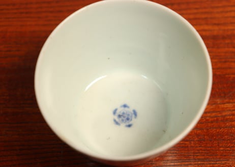 江戸中期染付花唐草図猪口①　ホツ,小ニュウ