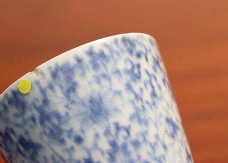 江戸中期染付花唐草図猪口②　ホツ,流れ