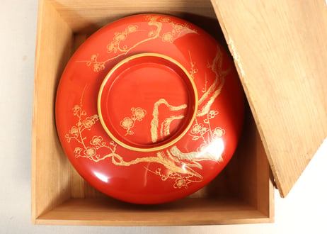 皆朱沈金梅図大平椀　共箱付