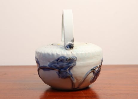江戸後期陽刻染付菊花図銚子 蓋ホツ身ニュウ