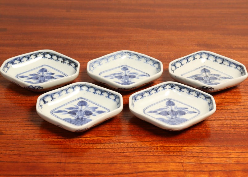◆染付菊形輪花皿5枚 花文 中皿 旧家蔵出し品 美品 江戸幕末期〜明治初期◆ 江戸中期染付花と瓔珞文菱形小皿 5客組 | 吉祥寺PukuPuku