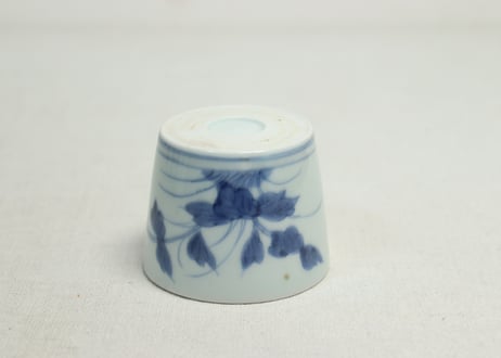 江戸後期染付草花と蝶図猪口①少かたつき