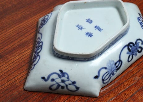江戸中期染付松竹梅図結び文型皿①