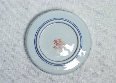 明治前期色絵牡丹と青玉に青海波図縁立小皿①　縁深め