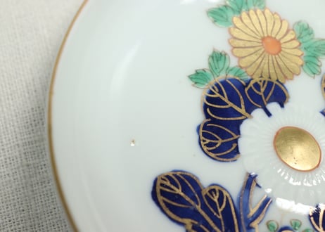 明治前期陽刻色絵菊図小皿