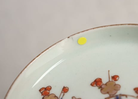 江戸中期色絵若松と梅図縁立ち小皿 窯傷