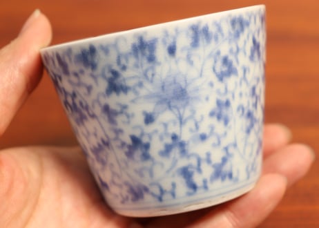 江戸中期染付花唐草図猪口②　ホツ,流れ
