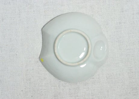 明治前期陽刻染付福良雀型小皿➁　ノミホツ