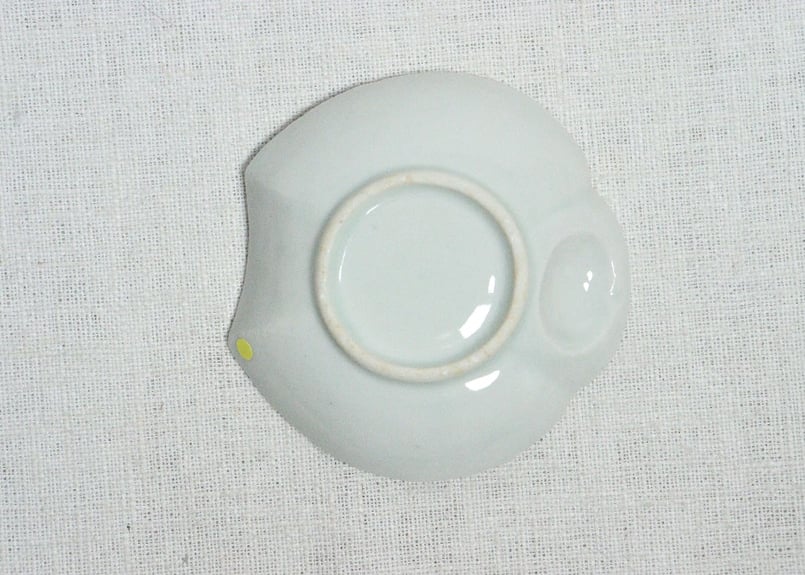 明治前期陽刻染付福良雀型小皿➁ ノミホツ | 吉祥寺PukuPuku