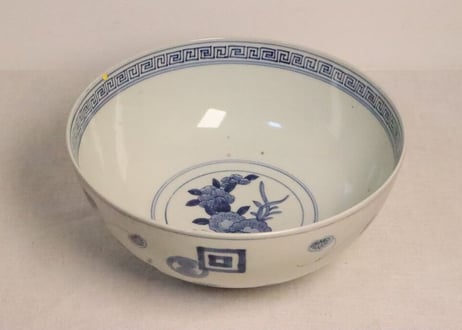 江戸幕末染付牡丹に葵と巴、角文散らし図8寸鉢 ムシクイ,高台ホツ