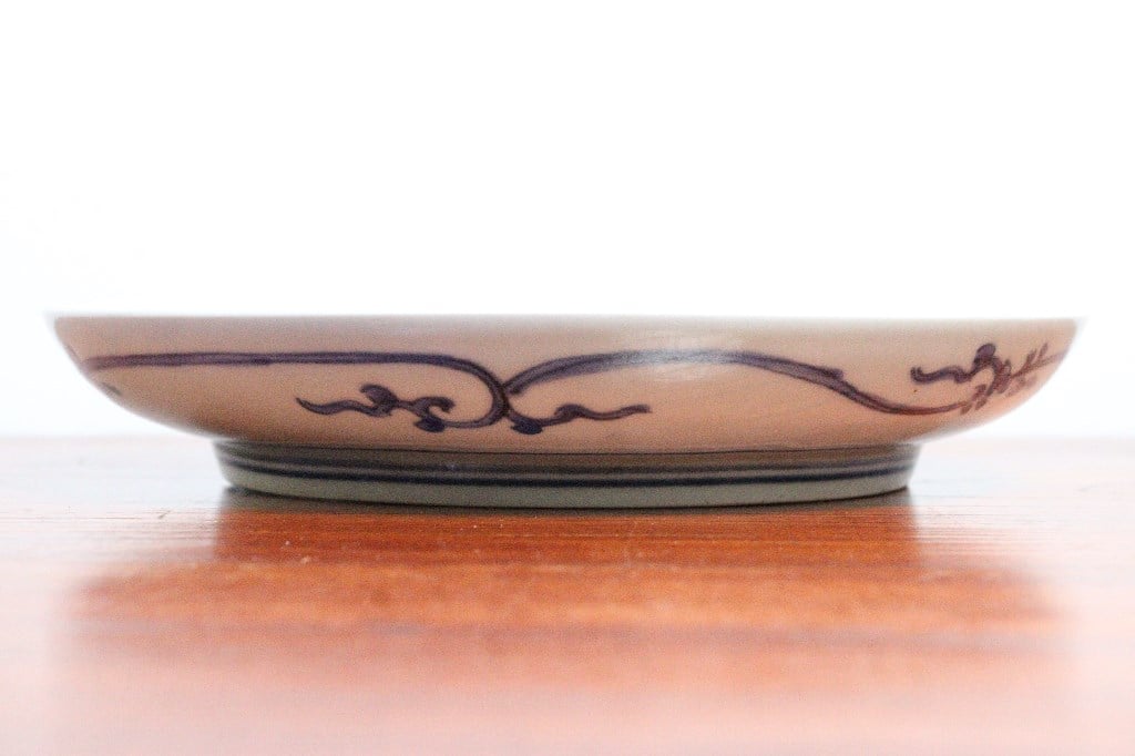 古伊万里 江戸中期　コンニャク印判　墨弾きの皿　20㎝ 江戸時代中期～後期 古伊万里 染付 墨弾き技法 花流水文 五弁花