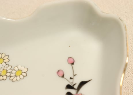 明治後期~大正色絵つわぶき図菱型皿②少かたつき