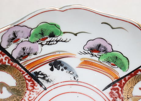 大正~昭和戦前ゴム印判色絵松と鶴丸図７寸皿 釉剥げ,色擦れ