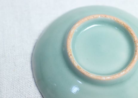 江戸中期青磁陽刻鶴丸図小皿 小ニュウ