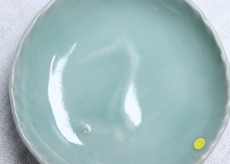 江戸中期青磁陽刻鶴丸図小皿 小ニュウ