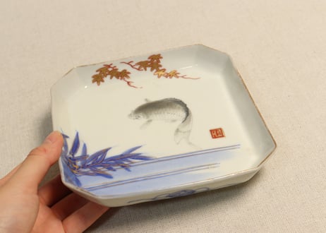 明治前期色絵鯉図角皿②釉切れ,少かたつき