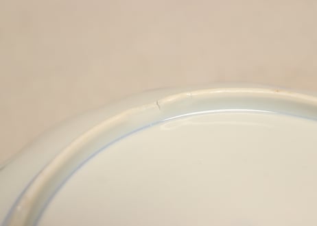 明治前期染付麒麟と花図７寸皿①黒点,高台窯傷