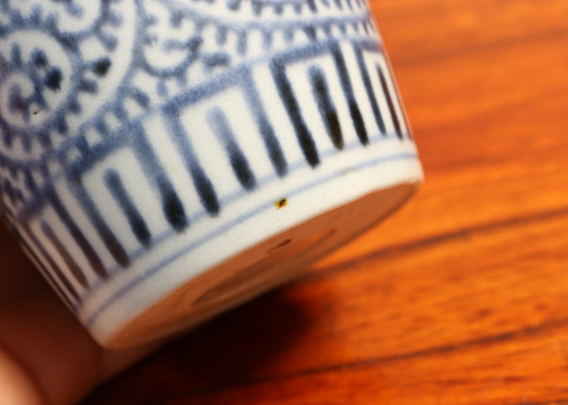 酒杯■コレクター所蔵品 古い染付唐草紋貫入盃（江戸期）古玩 唐物 時代物 骨董■ 染付蛸唐草紋様 大徳利 【OLD IMARI LARGE BOTTLE】[p0323] – 青