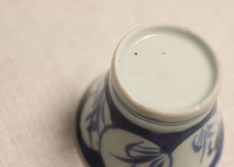 江戸後期染付丸窓に草花図広東型小猪口 高台ホツ