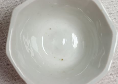 江戸中期白磁陽刻人物と漢詩図八角向付　高台ホツ