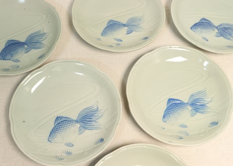 昭和戦前青磁陽刻金魚図6寸皿