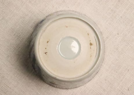 江戸幕末染付縦縞に鼓文猪口 側面窯傷