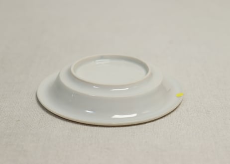 明治前期陰刻染付洋装人物図小皿③　少甘手