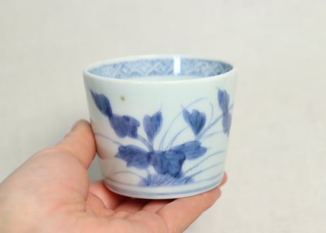 江戸後期染付草花と蝶図猪口①少かたつき