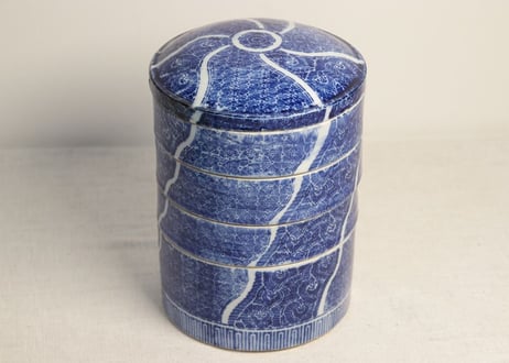 珍品！【印判　菊尽くし文様　四段角重】伊万里 珍品！【印判 菊尽くし文様 四段角重】伊万里