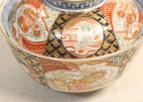 明治前期色絵桃に山水と鳥籠図通り物飯茶碗