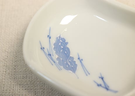 大正~昭和戦前染付松葉図楕円醤油小皿
