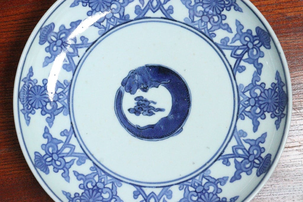 江戸中期コンニャク印判団龍と菊図7寸皿① 見込み落ちかたつき