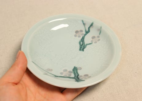 昭和戦前青磁陰刻梅図小皿