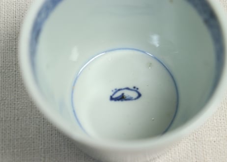 江戸後期染付菊と蝶図猪口①菊三輪