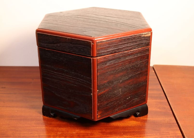 漆器　行器　外居　円筒型　4本脚　蓋付き　年代物アンティーク品　餅まき用　木箱付 漆器 行器 外居 円筒型 4本脚 蓋付き 年代物アンティーク品